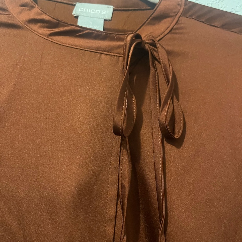 ✨NWT✨Chico's Copper Satin, minimalist, size 8, classy, trendy, fall Blouse - Picture 6 of 9